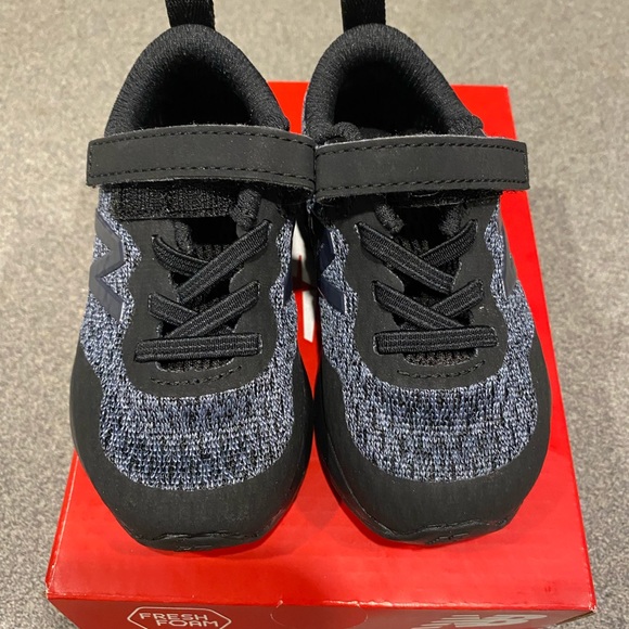 New in box New Balance sneakers - Picture 1 of 3